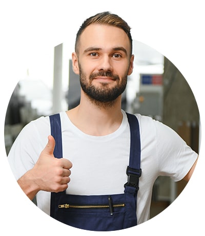 mann-karriere-bei-asluxbau-min Freundlicher Mitarbeiter zeigt Daumen hoch