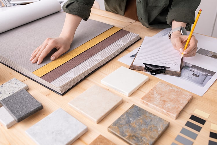 Flieseverkäufer zeigt Auswahl